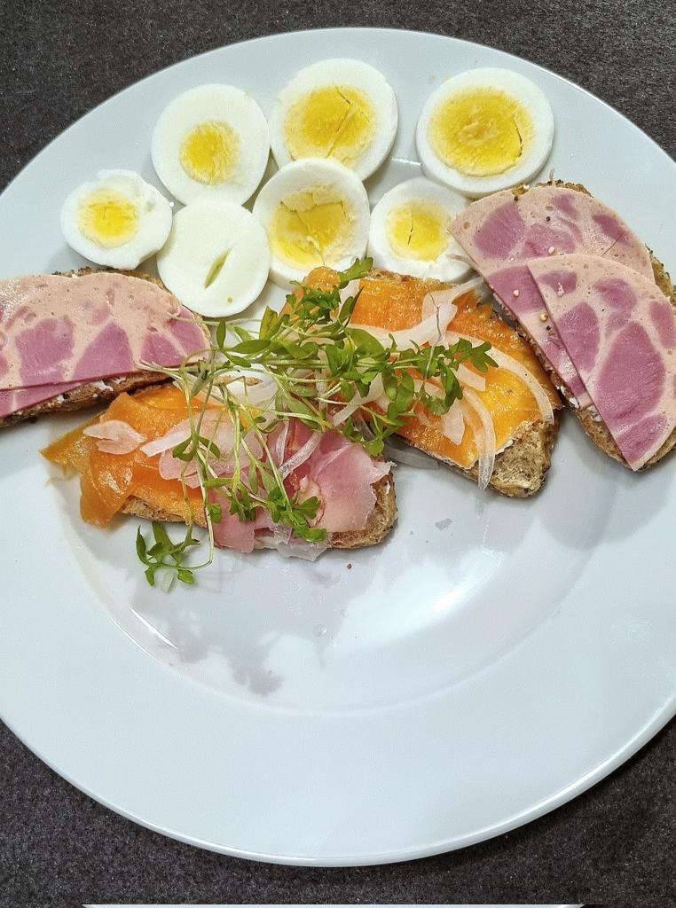 herzenskueche's tweet photo. Oster-Mittags-Teller-Jause 😂😂😂
#Foodies #food #foodblogger #yum
#Jause #imbiss #kalteküche #Pute und #Fisch #Eier https://t.co/HgNhMXcTof