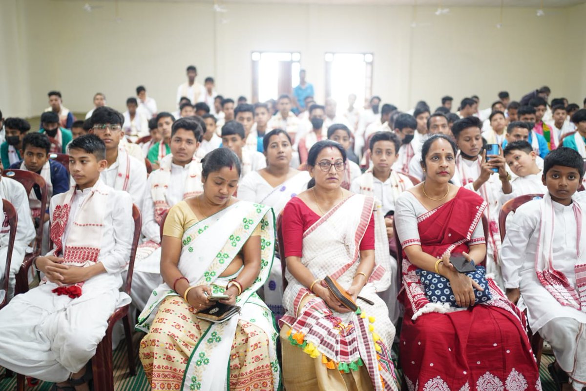 মাহজোৰা প্ৰশিক্ষণৰ অন্তত পূৰ্ণতা লাভ কৰি ঐতিহ্যমণ্ডিত বাৰেচহৰীয়া ভাওনা মহোৎসৱত সুন্দৰ ৰূপত গায়ন বায়ন যোৰা প্ৰদৰ্শন কৰা বাবে প্ৰতিগৰাকী প্ৰশিক্ষাৰ্থীলৈ ভক্তিৰে মান্যতা প্ৰদান কৰি একোখনকৈ স্বীকৃতি পত্ৰ প্ৰদান কৰোঁ আমি বাৰেচহৰীয়া ভাওনা মহোৎসৱ উদযাপন সমিতিয়ে ।