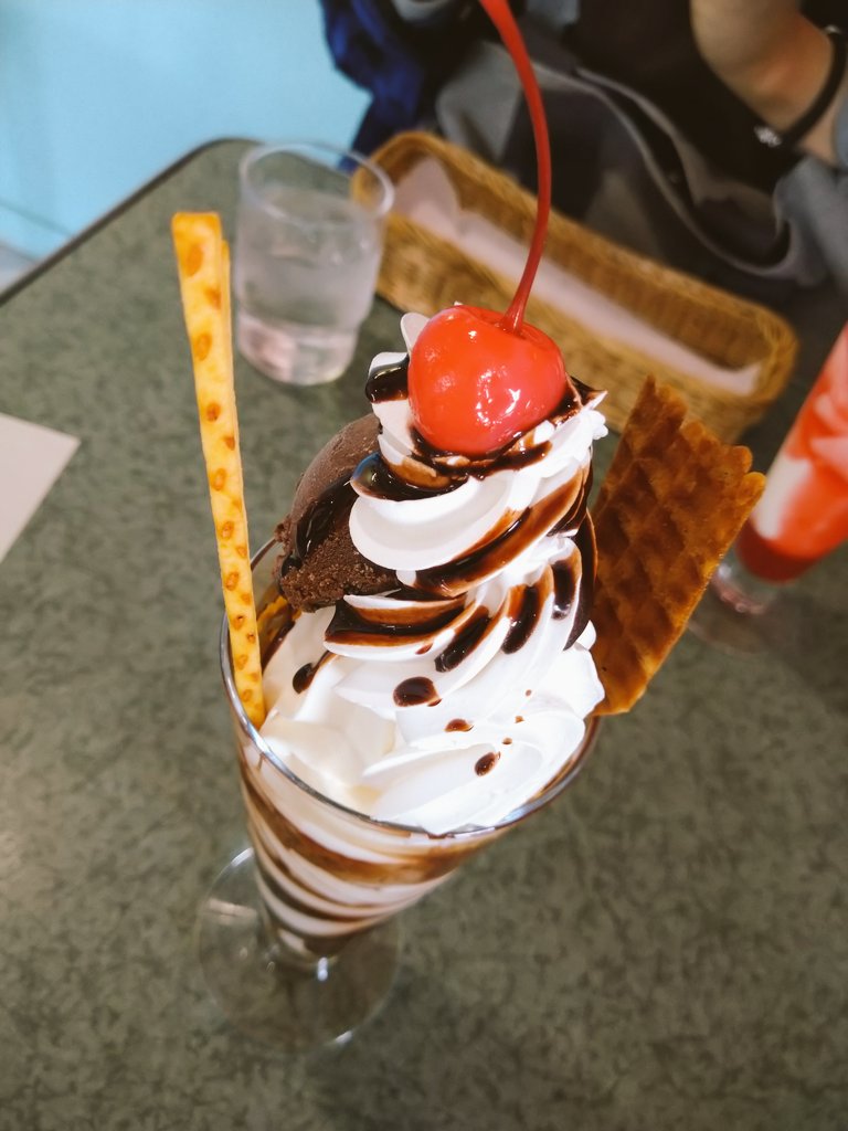 75nabi's tweet photo. まだ食うのか！！と思われていることでしょう…←
ラストは今月20日で閉店のBLUE EIGHTさん。最後に来たのはまだ10代だったなぁと懐かしく思いながら、パフェを食べました！昔ながらのパフェの味✨
美味しかったです✨
#ブルーエイト
#BLUEEIGHT https://t.co/DTyP4uL39Y