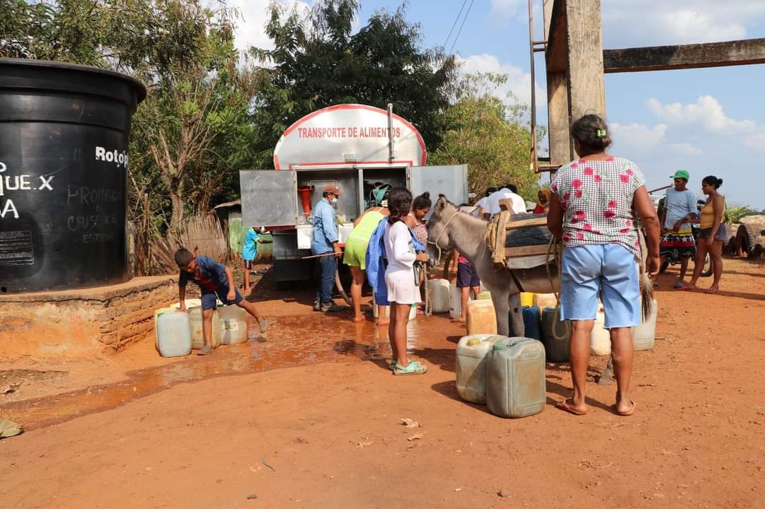Vergonzoso en el dpto de Córdoba aun se vean estas escenas, en plena época de Semana Santa la gente mendigando un poco de agua para poder suplir sus necesidades, los únicos culpables la parranda de políticos ladrones que lo único que le interesa es llenar sus bolsillos.