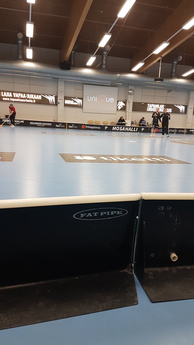 Ainoa oikea istumapaikka Mosahallissa: eturivi. #salibandy