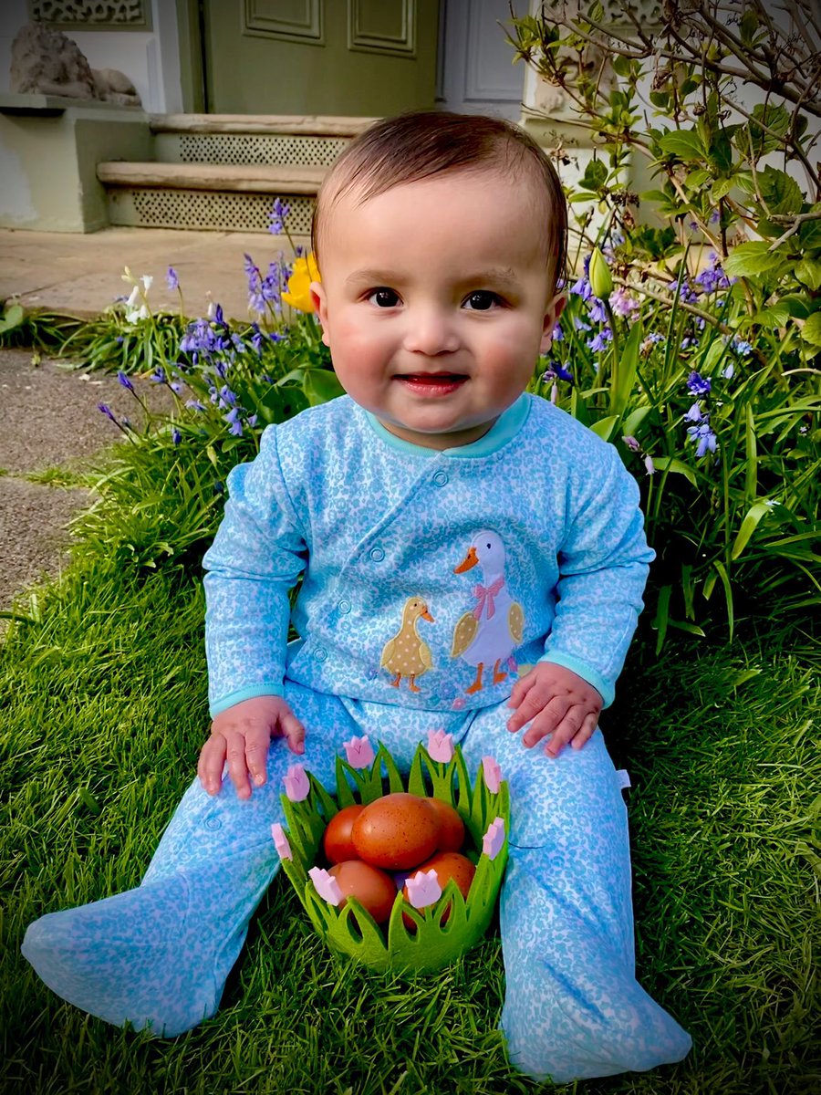 Happy Easter everyone! 🐣 Hope you all have an eggcellenet one 😀 Red eggs? Greeks dye the eggs red to represent the blood of Christ & the colour red symbolises prosperity and good fortune to the Chinese 🇬🇷🇭🇰🇬🇧♥️🥚 Here is baby P enjoying his very first Easter!! 🐣🐰#Easter