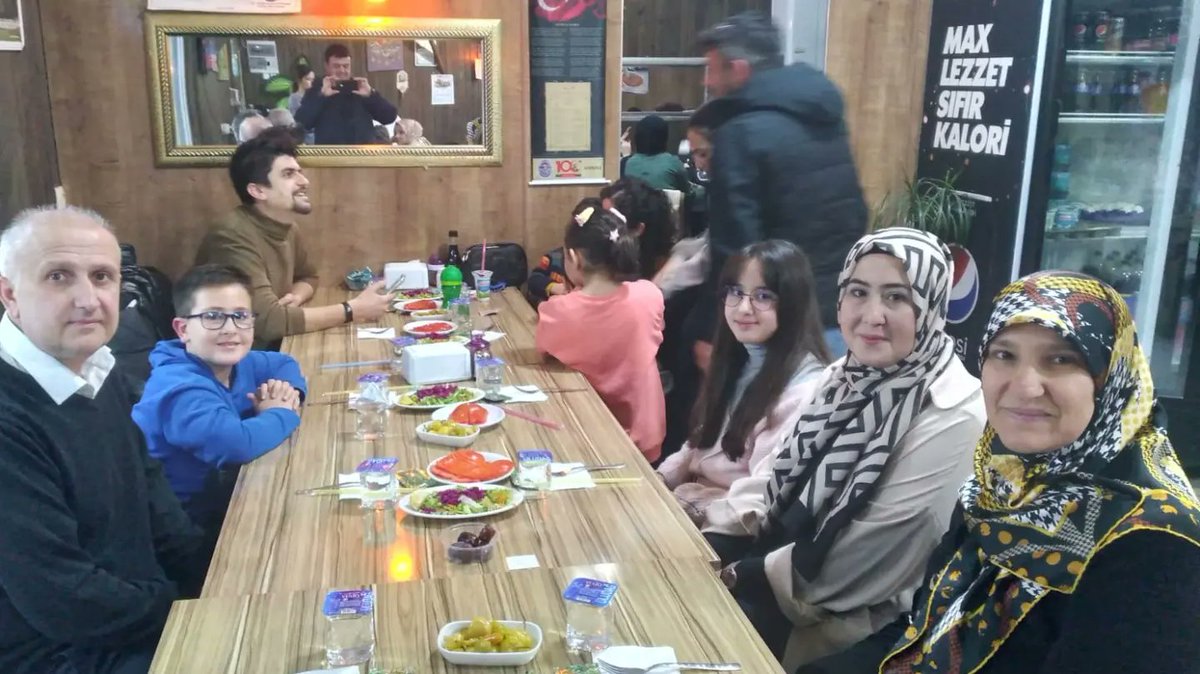 emet_imam's tweet photo. Gazi Emet Ortaokulu olarak 8. Sınıf öğrencilerimiz ile birlikte iftar etkinliği düzenledik. ✨️
#ramazan #ramazanayı #iftar https://t.co/bFQ12qB1V9
