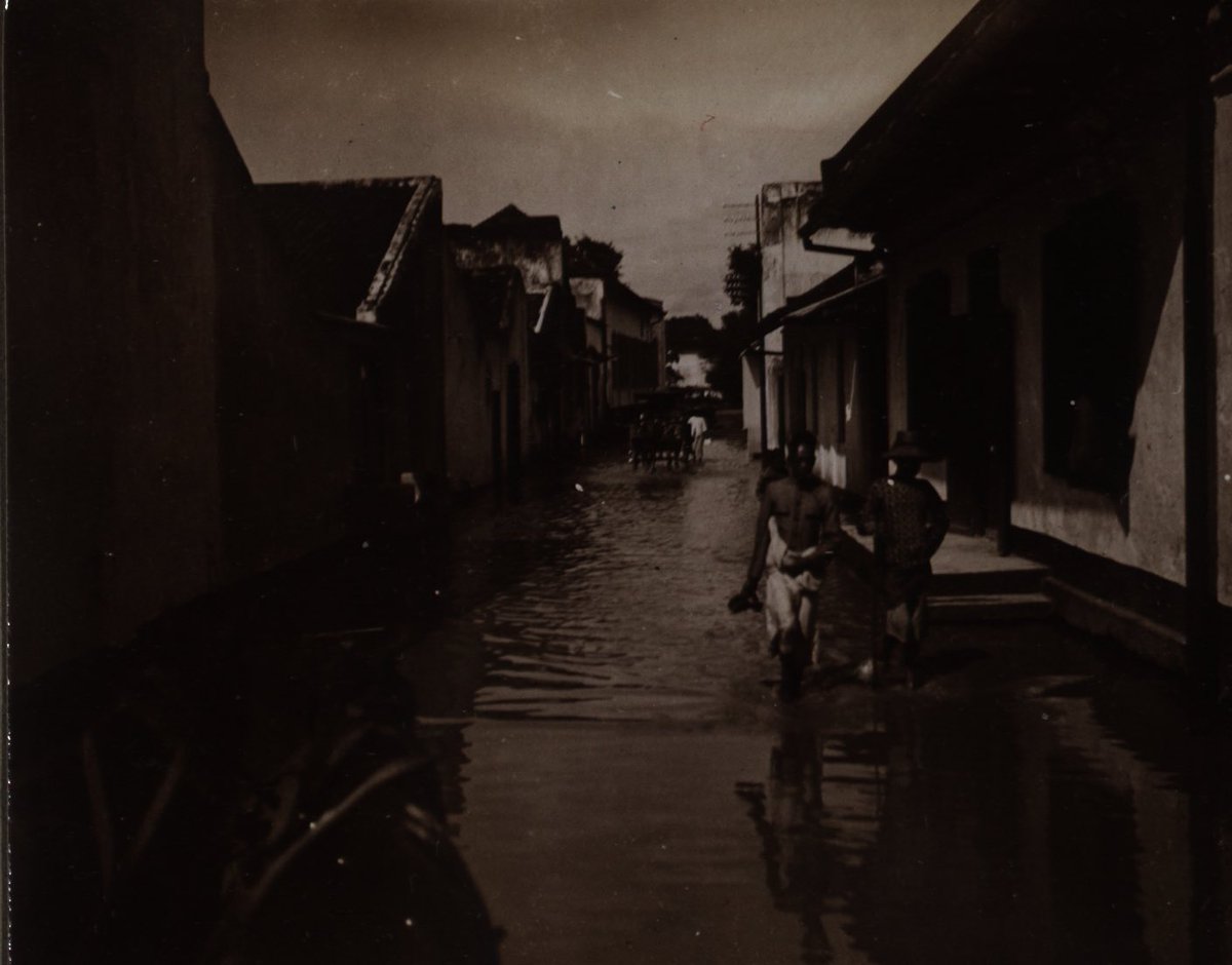 soerakartawalk's tweet photo. Pintu Air Demangan, Penyalamat Sangkrah dari Banjir Besar

Nggak sedikit orang Solo yang hanya mengenal Sangkrah sebagai kawasan bantaran sungai yang beberapa kali terkena banjir. Banjir yang terjadi di Sangkrah ternyata sudah terjadi sejak zaman kolonial Hindia-Belanda lohh. https://t.co/XlsAg9Po6L