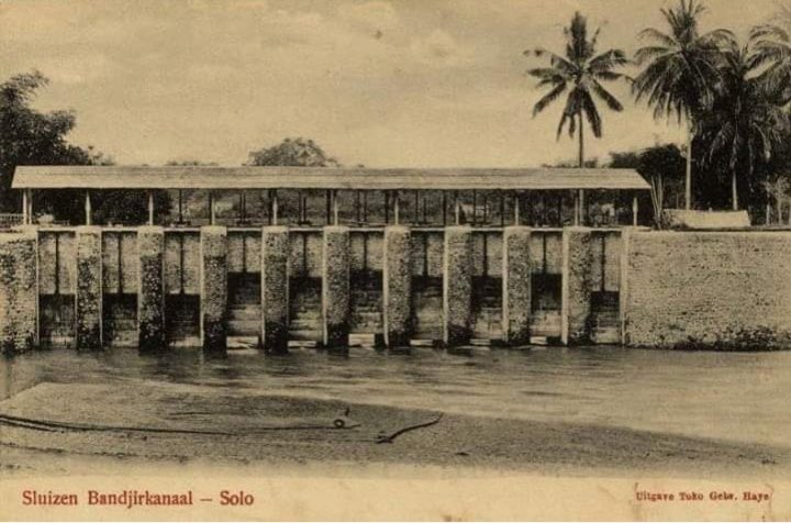 soerakartawalk's tweet photo. Pintu Air Demangan, Penyalamat Sangkrah dari Banjir Besar

Nggak sedikit orang Solo yang hanya mengenal Sangkrah sebagai kawasan bantaran sungai yang beberapa kali terkena banjir. Banjir yang terjadi di Sangkrah ternyata sudah terjadi sejak zaman kolonial Hindia-Belanda lohh. https://t.co/XlsAg9Po6L