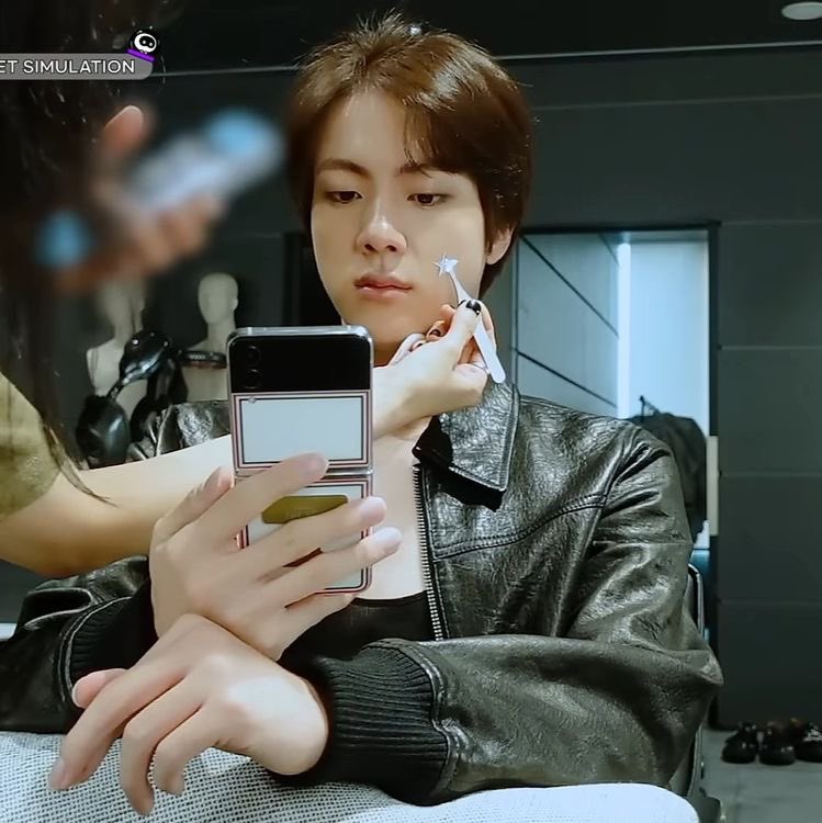 BalaEsha's tweet photo. @WWHJinmilitay I Vote #JIN  from #BTS for #TOP100KPOPMEMBERS https://t.co/ZYEJtcxA74