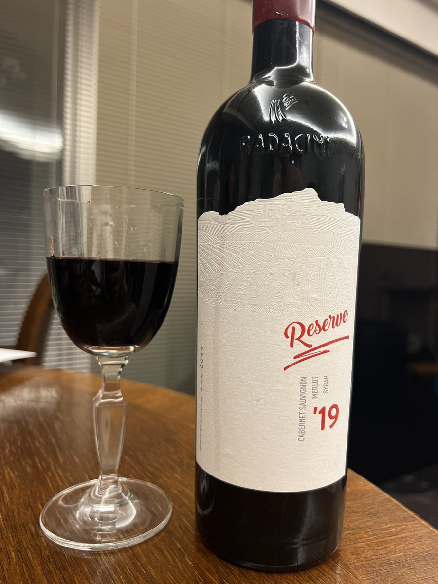 almandolino1978's tweet photo. 休日にあまり見かけないモルドバワインを試してみました。赤も数日置いたらとてもパワフル。ウクライナの隣国です。早く平和になってほしいですね。
#アクト中食 #モルドバ #モルドバワイン #moldovawaine #moldova #radacini #almandolino https://t.co/uQqHzpSqI8