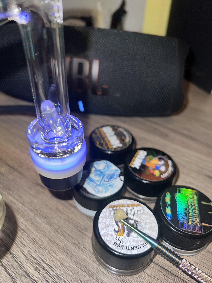 Let’s get this Easter Sunday started off right 🫠🐰🔥💨

@skunkokc 💛
@pressureextracts_okc 💜
@the_divinecollection 💙

#easter #solventlesssunday #rosin #blessup #Mmemberville #Smoklahoma