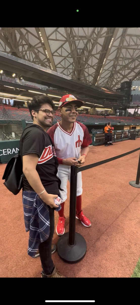 laKaro_gc's tweet photo. Ya los admiraba, pero ayer mi admiración por @JeffryNino26 , Roberto Ramos, Moisés Gutiérrez y el novato Bryan Reyes (además del capitán Gamboa) creció infinito; por horas firmaron más de 8mil autógrafos, la carita de las y los niños lo dicen TODO 😍🫶🏽👹 Los últimos en irse @DiablosRojosMX