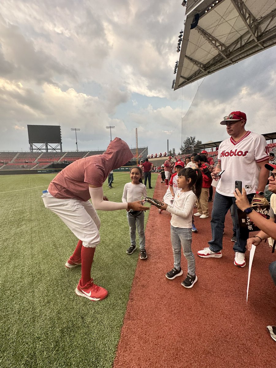 laKaro_gc's tweet photo. Ya los admiraba, pero ayer mi admiración por @JeffryNino26 , Roberto Ramos, Moisés Gutiérrez y el novato Bryan Reyes (además del capitán Gamboa) creció infinito; por horas firmaron más de 8mil autógrafos, la carita de las y los niños lo dicen TODO 😍🫶🏽👹 Los últimos en irse @DiablosRojosMX