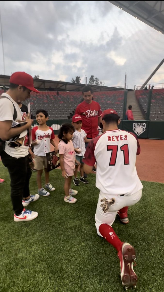laKaro_gc's tweet photo. Ya los admiraba, pero ayer mi admiración por @JeffryNino26 , Roberto Ramos, Moisés Gutiérrez y el novato Bryan Reyes (además del capitán Gamboa) creció infinito; por horas firmaron más de 8mil autógrafos, la carita de las y los niños lo dicen TODO 😍🫶🏽👹 Los últimos en irse @DiablosRojosMX