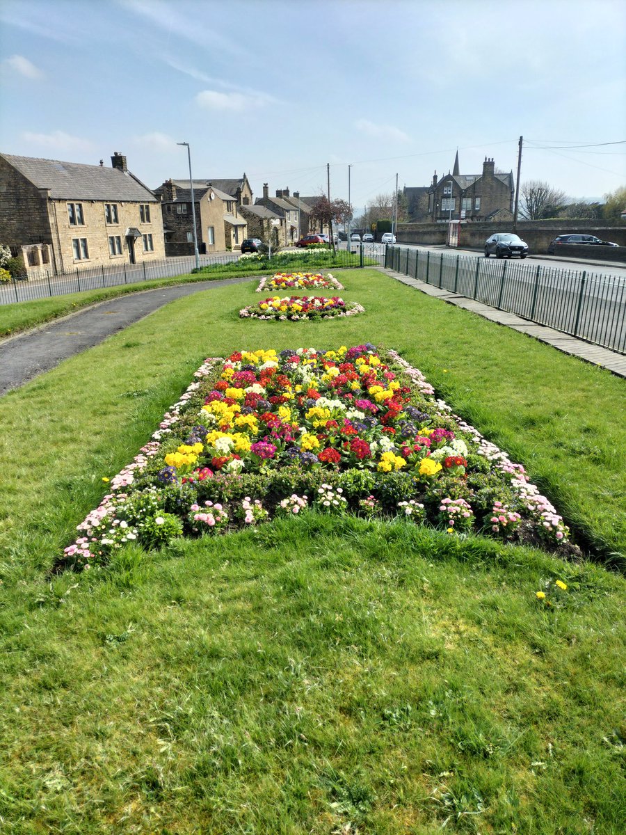 CliftonVCA's tweet photo. How lovely to see our village in bloom! Happy Easter from the CVCA https://t.co/VrXjz30G4R