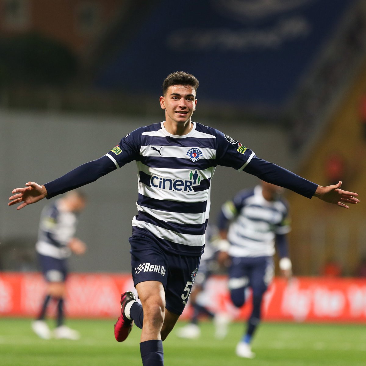 Yasin Özcan ismini gelecek günlerde daha fazla duyacağımıza eminim. Neden bu kadar kesin konuşuyorum? Çünkü Yasin’in kendinden emin ifadelerini paylaşacağım. Yasin bildiğiniz üzere Ocak ayında Kasımpaşa forması ile Süper Lig’de ilk golünü atmıştı. Kendisi henüz 16 yaşında.