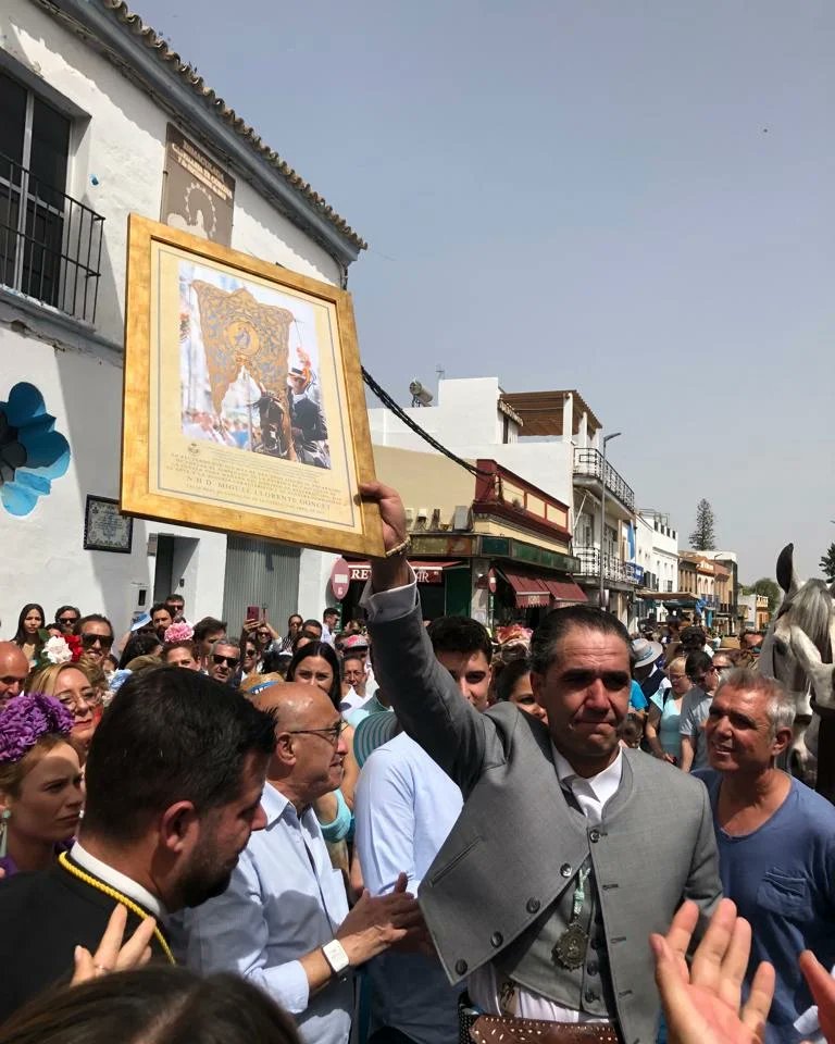 HdadCalleReal's tweet photo. 🔵El Simpecado de la Patrona será portado por nuestro hermano Urbano Lissen Iglesias.

Miguel Llorente Goncet ha sabido, año tras año, llevar el Simpecado de la Santísima Virgen con amor y devoción. Al mismo le damos las gracias de corazón, y vacemos un merecido reconocimiento. https://t.co/8z98FVtA41