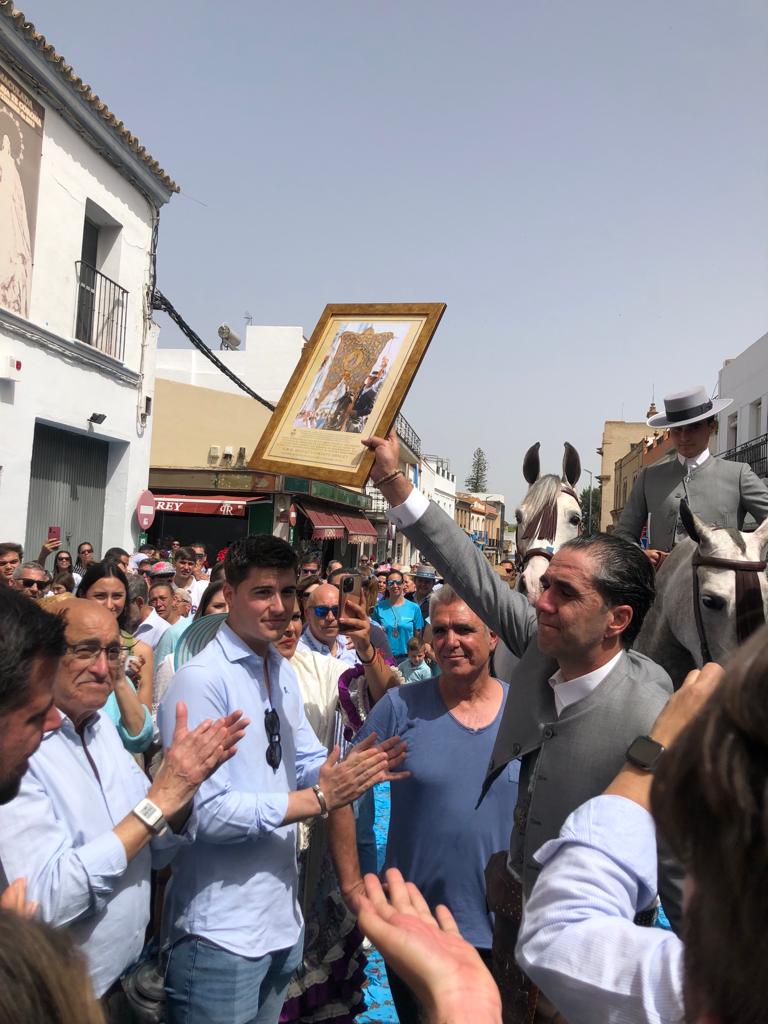 HdadCalleReal's tweet photo. 🔵El Simpecado de la Patrona será portado por nuestro hermano Urbano Lissen Iglesias.

Miguel Llorente Goncet ha sabido, año tras año, llevar el Simpecado de la Santísima Virgen con amor y devoción. Al mismo le damos las gracias de corazón, y vacemos un merecido reconocimiento. https://t.co/8z98FVtA41
