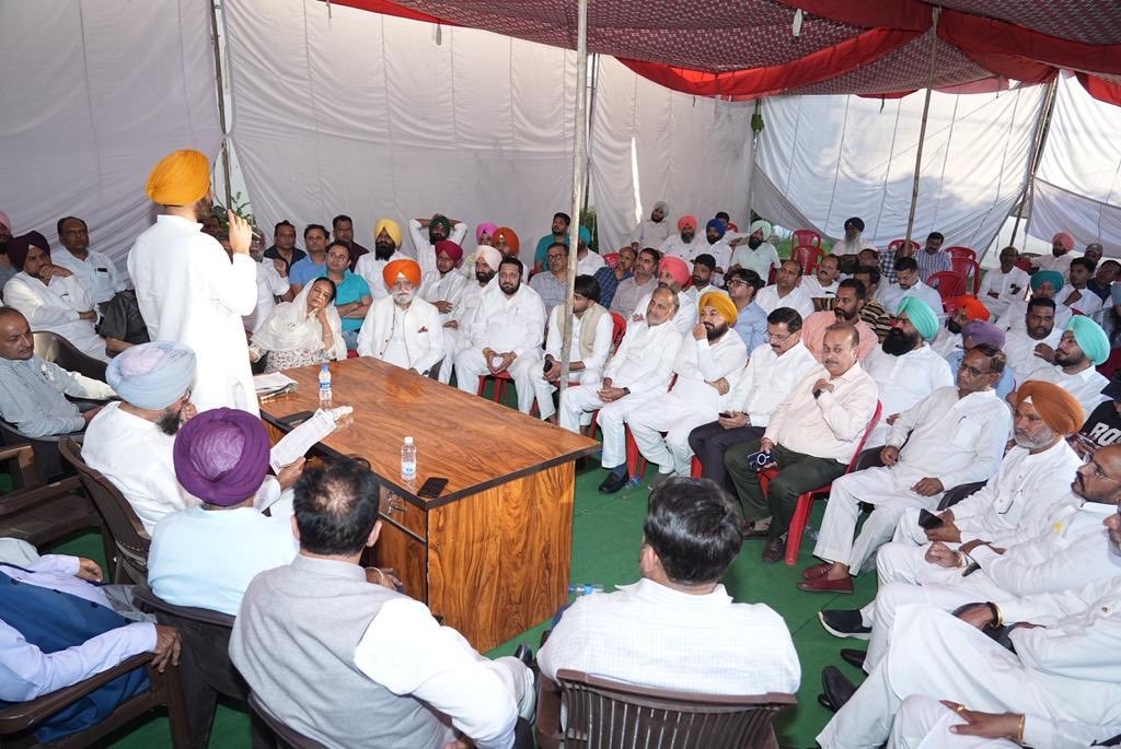 RajaBrar_INC's tweet photo. Ahead of the bypoll, held two meetings in #Jalandhar today at district @INCPunjab office. Assigned duties of former MLAs, Ministers, Chairpersons, Dist presidents &amp; other office bearers to connect with masses in the urban &amp; rural constituencies. https://t.co/e8wzO6rC1l