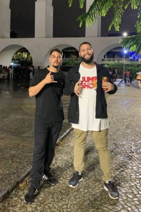 rudibxd's tweet photo. @choquei Nunca vou esquecer do dia que eu estava na lapa e quando olho pro lado estava nada mais, nada menos do que o EMINENTE.
Cara muito gente boa, bateu uma foto comigo na maior humildade.
Ainda me ofereceu a maconha que ele tava fumando, que dia! https://t.co/AkJubVOA5M