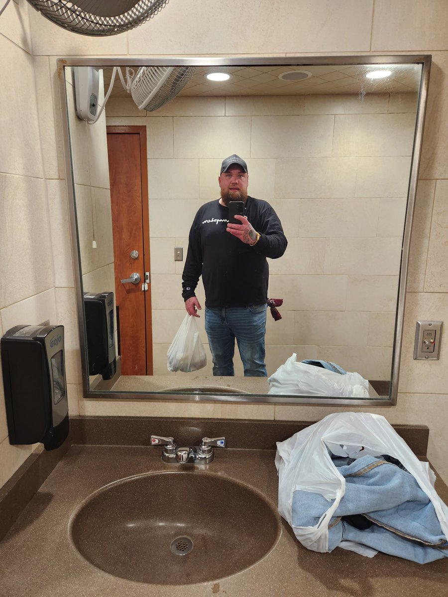 JohnHom26906441's tweet photo. Just shit showered and shaved damn I'm sexy . https://t.co/jMijd0POoa