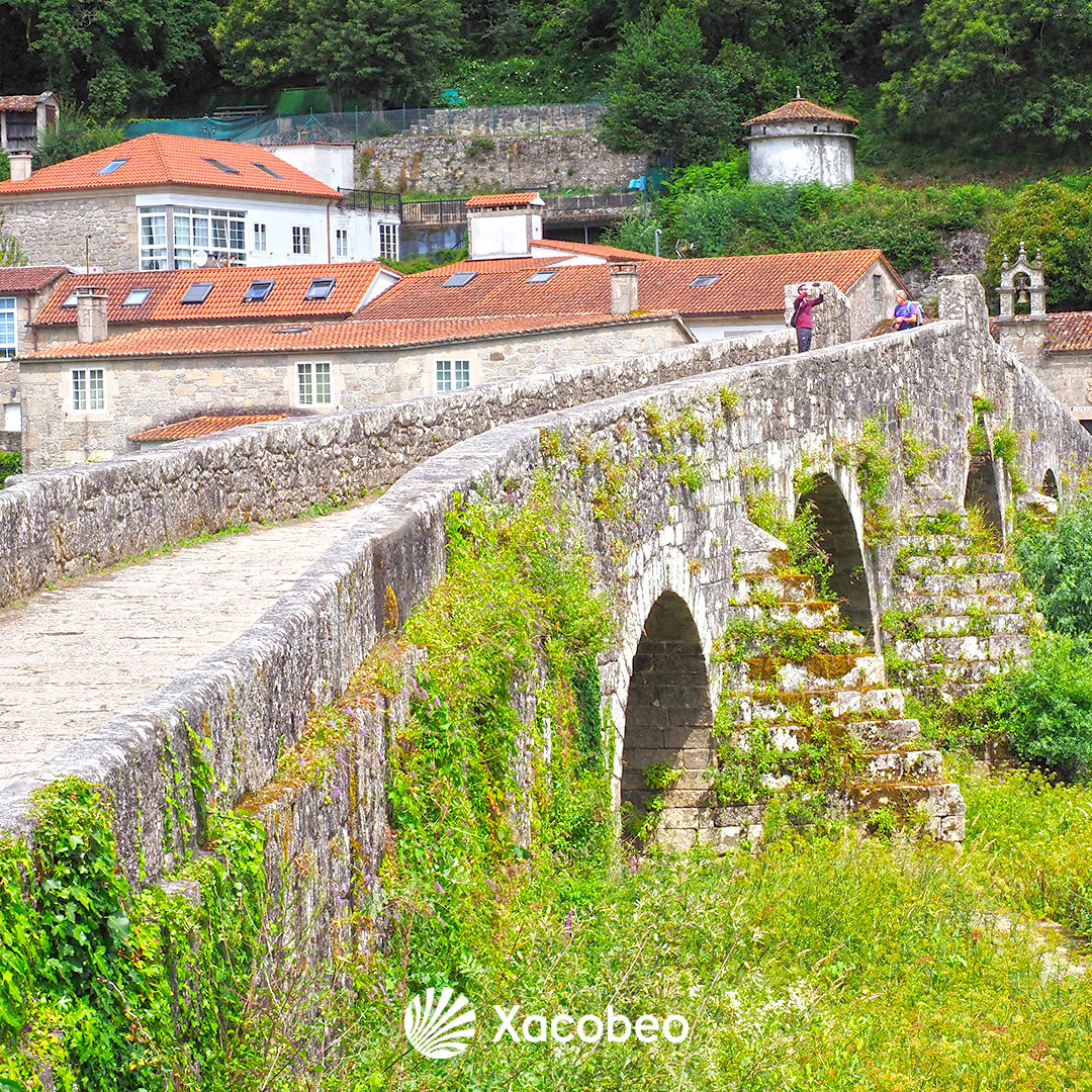 camino_xacobeo's tweet photo. No concello de #Negreira e xunto ao río Tambre podemos atopar #APonteMaceira, unha das vilas máis fermosas de España. 🏘️ Casas de pedra, rúas empedradas, molinos e a súa famosa ponte caracterizan este lugar tan especial.
#Xacobeo #CaminoDeFisterraYMuxía https://t.co/cQdiGhetQV