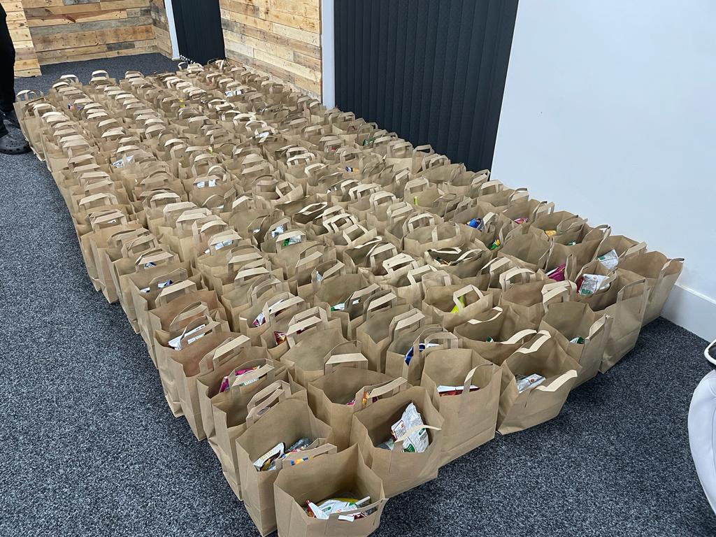 GrainsofHopeUK's tweet photo. 214 hot meals providedfor the homeless in Manchester.
A big thank you to all of our volunteers who spent many hours scouring the city for the people who needed our help the most and delivering it
#grainsofhopefoundation #GOHF #Homeless #sadaqah #Islam #RamadanProject #Charity https://t.co/rvdLaJC54H
