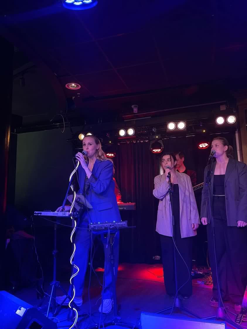 Henrikesmusic's tweet photo. 💙🎙️ https://t.co/bBtK6CDgjn