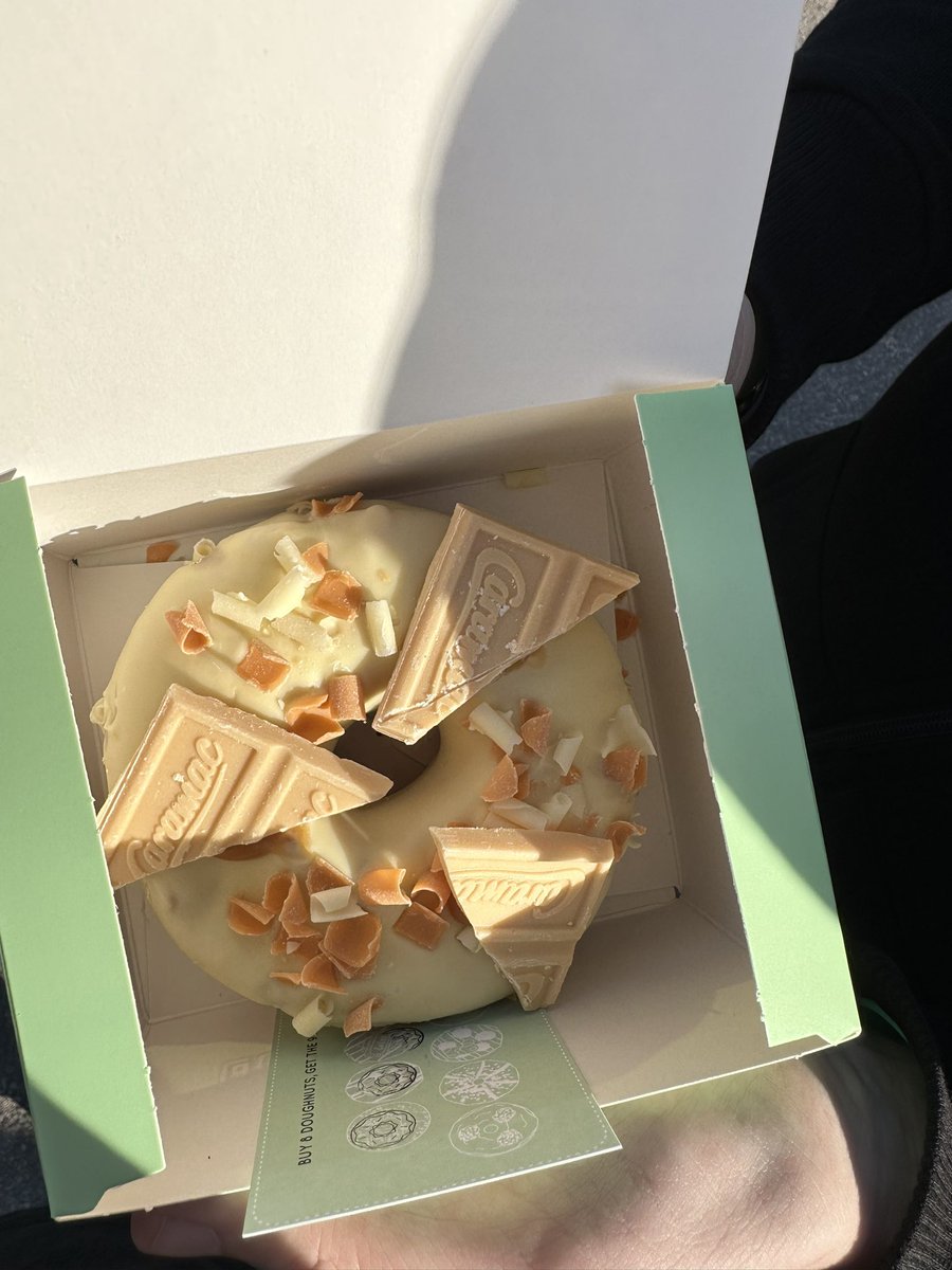 theeiconicgeek's tweet image. Our #dohnuts from #dohnutfactory @THORPEPARK  were soooo good. 😘

I had the brunomars and David had the caramacklemore. I enjoyed mine on the train home. Would highly recommend them if you haven’t tried them. 💜