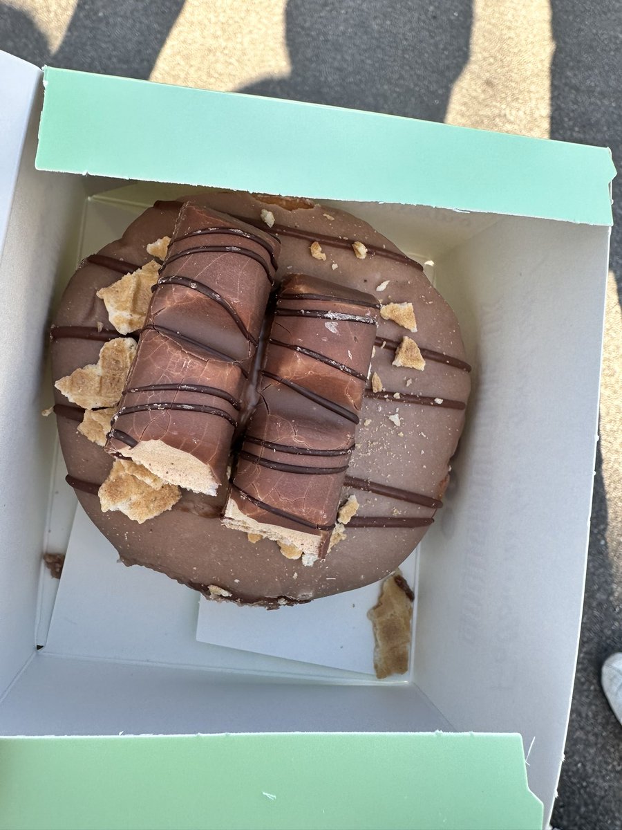 theeiconicgeek's tweet image. Our #dohnuts from #dohnutfactory @THORPEPARK  were soooo good. 😘

I had the brunomars and David had the caramacklemore. I enjoyed mine on the train home. Would highly recommend them if you haven’t tried them. 💜