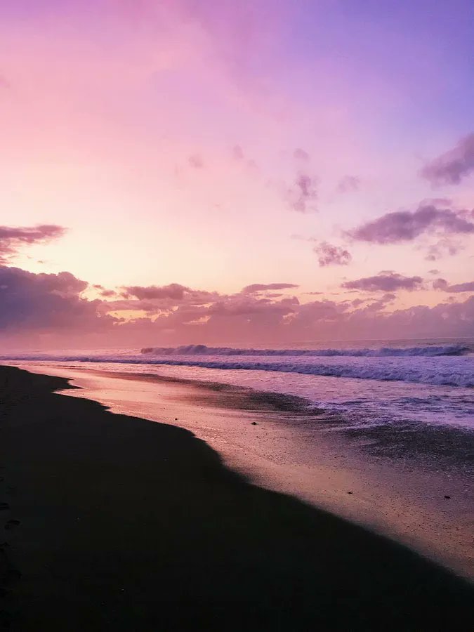 aestheticspost_'s tweet image. Walks by the ocean 🌊