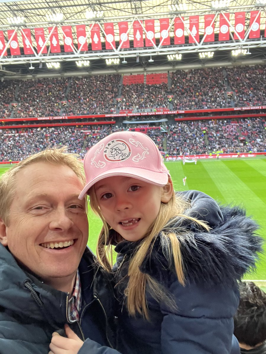 Hoe leuk dat mijn dochter (net 8) nu ook echt mee wil naar het stadion ❤️ Ajax NEC was haar #ajaxdebuut . Vandaag 2e match tegen Fortuna. Gezellig!