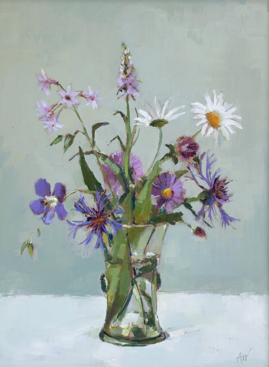SignetArt's tweet photo. Imagine if you could freeze your spring bouquet in time to enjoy all year! This still life achieves a visually does just that. @annie_waring is passionate about the diverse varieties of British wild flora and  depicts a periwinkle selection in a glassware vase. #flowerpainting https://t.co/DPz1ZXsibz