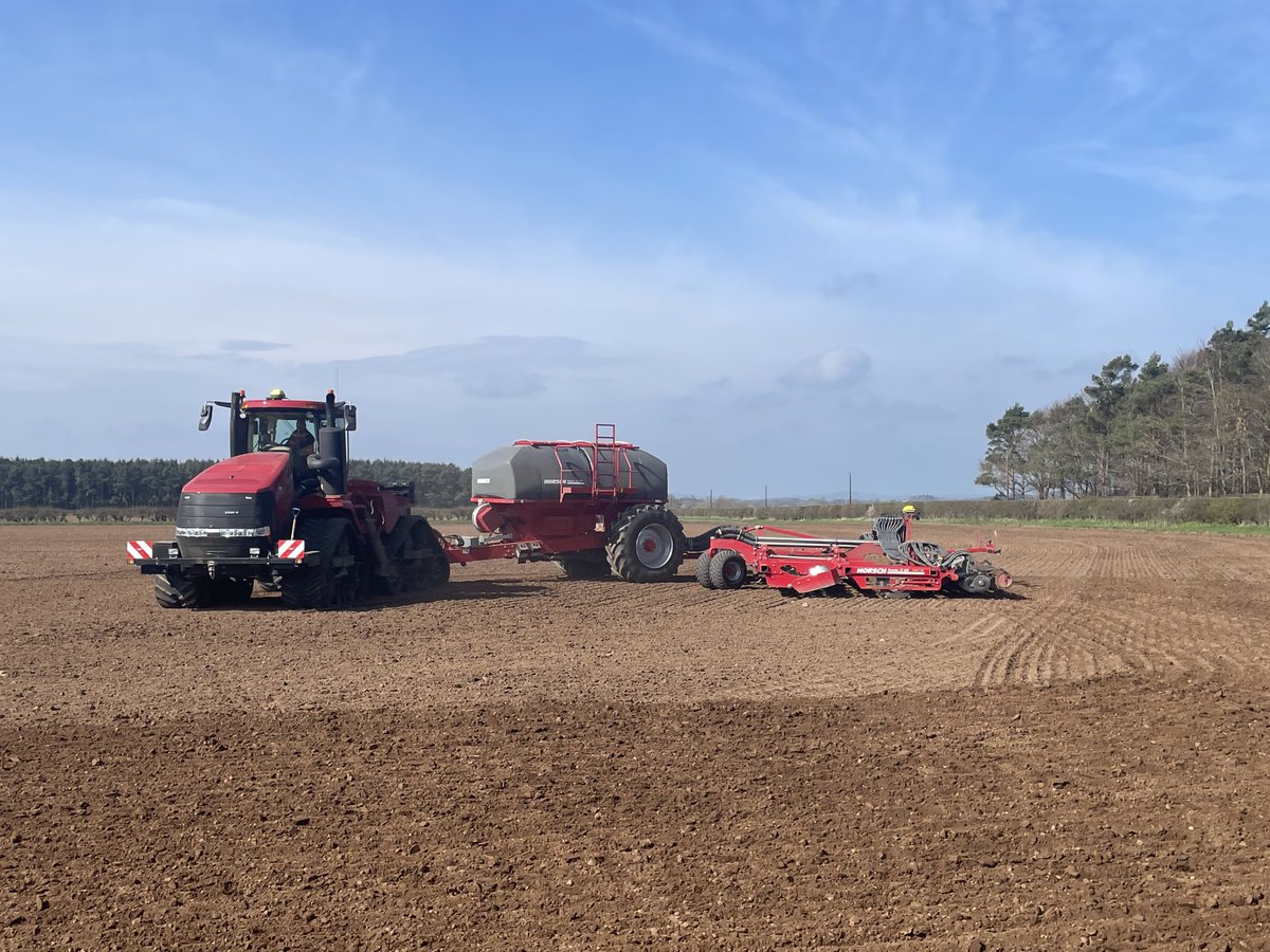 Great seedbeds after moving soil (pressing) to dry allowing important drilling slots to be maintained in a catchy Spring for vining peas.  ⁦<a href="/DJFuller1969/">DavidFuller</a>⁩ ⁦<a href="/tom_hoggan_/">Thomas Hoggan</a>⁩ ⁦<a href="/CaseIH_UK_IRE/">Case IH UK & IRE</a>⁩ ⁦<a href="/HORSCHUK/">HORSCH UK</a>⁩