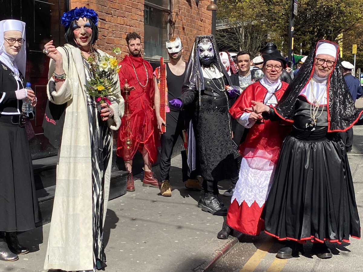 CorridanFiona's tweet photo. This glorious event took place a year ago today. Wishing Easter happiness and joy to Saint David, @jezdolan @doctordavidm all of the Sisters of Perpetual Indulgence
#davidhoyle #derekjarman #sistersofperpetualindulgence https://t.co/J6gxXQtFVe