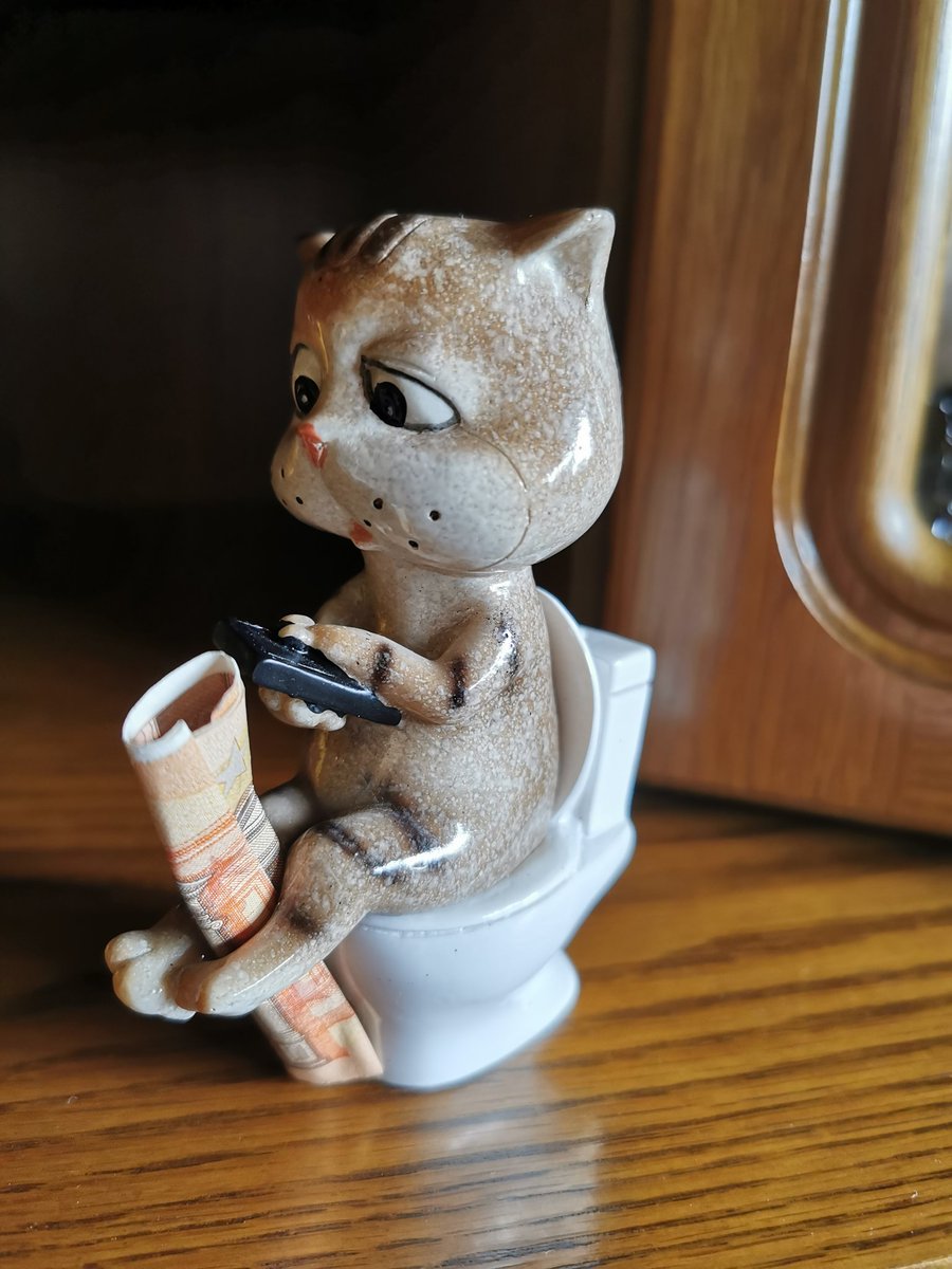 #Ostergeschenk meiner Familie. Seit ich eine Fellnase als Mitbewohner habe, schenken sie mir Katzendeko. Meine Wohnung wird immer hübscher! Das Katerchen auf dem #Katzenklo kommt dann in mein Bad, oder?