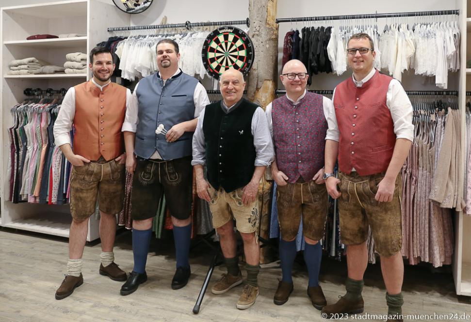 Muenchen24's tweet photo. German Giant "Gaga" Gabriel Clemens wurde am 8.4.23 vor Beginn des @OfficialPDC German Darts Grand Prix im #Zenith von Trachten #Angermaier mit zünftiger Tracht eingekleidet - mit Fotostrecke
https://t.co/saO5nLGMcU https://t.co/1lSo1ICJhw