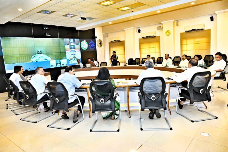 CMO_Odisha's tweet photo. Mentioning that technology has eliminated the need of physical presence in a collaborative environment within the government, CM said that this digital cabinet pushes the boundary of technology and speed of governance. https://t.co/bxw6Ca4Ypo