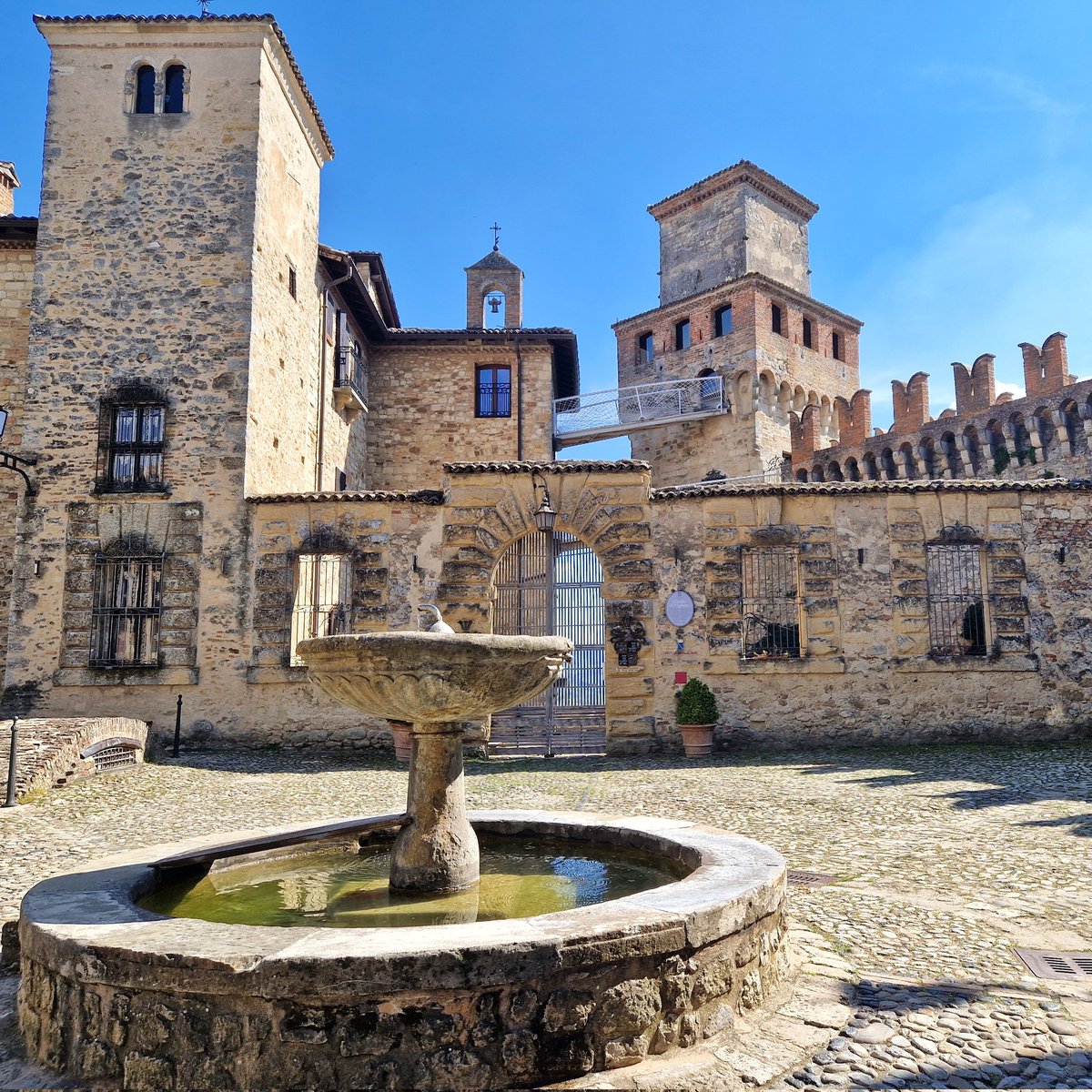 🕊️Buona Pasqua a tutti, tra campi di tulipani e borghi medievali 🌷🏰