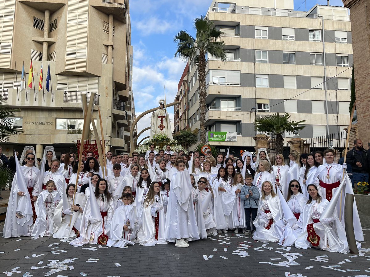 EduardoDolon's tweet photo. Terminamos una Semana Santa cargada de momentos inolvidables como la retirada de la mantilla por parte de nuestro querido Reyes Prieto. Felicitar a Francisco Beltrán, y a todo su equipo, por el gran trabajo que ha realizado. 

¡Feliz Pascua a todos! https://t.co/IsXlc1IexS