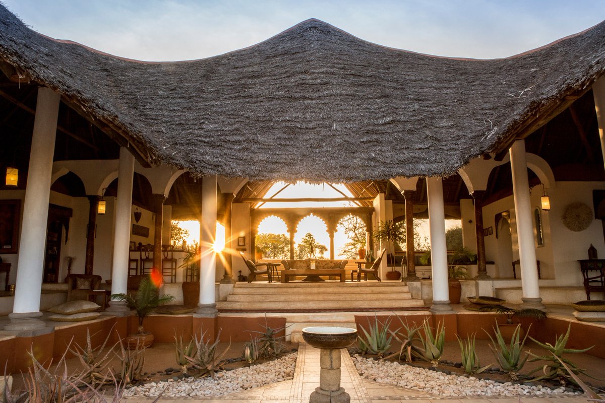 giraffe_manor's tweet photo. As the sun rises over our lodges across Kenya, we wish all our followers a very Happy Easter ✨ 

📸 
1 - Solio; 2 - Giraffe Manor; 3 - Sasaab - Robin Moore 
4 - Masai Mara near Sala’s Camp - Jeremy Peters https://t.co/DJgWK0APnX