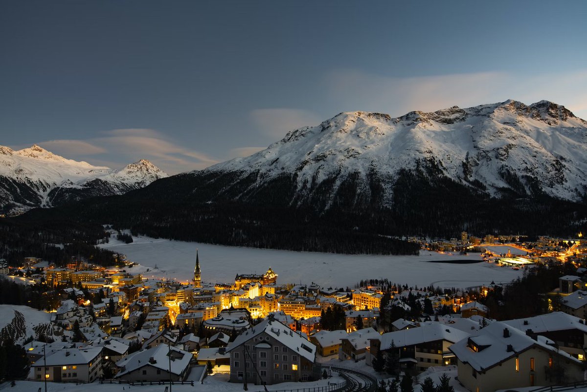 rajatbagaria's tweet photo. St Moritz, the pinnacle of luxury and glamour in Switzerland. Indulge in the chic and sophisticated atmosphere of this breathtaking resort town and make memories that will last a lifetime. #StMoritz #Switzerland #LuxuryTravel 🇨🇭⛷️ https://t.co/OKWEYmW75r