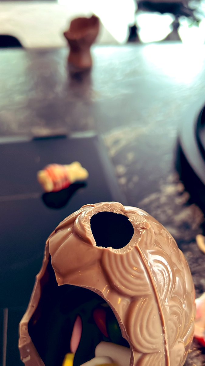 Eru þið fleiri þarna úti? Sem finnst súkkulaðið sem límir fígúruna á toppinn besti parturinn? Á <a href="/noisirius/">Nói Síríus</a> páskaeggi nota bene. #paskaegg #hottake