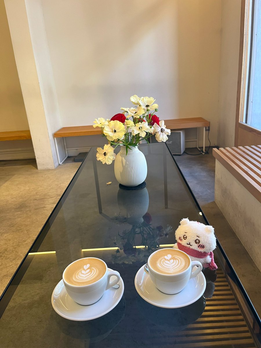 chiikawaodekake's tweet photo. ☕️
#ちいかわ #ちいかわと日常 #ちいかわとおでかけ #ぬい撮り #ぬいぐるみ #ぬいぐるみの時間 #写真 #ちいかわ写真部 #カフェ #カフェ巡り #笹塚 #dearall #カフェラテ https://t.co/nDAIXwjeyd