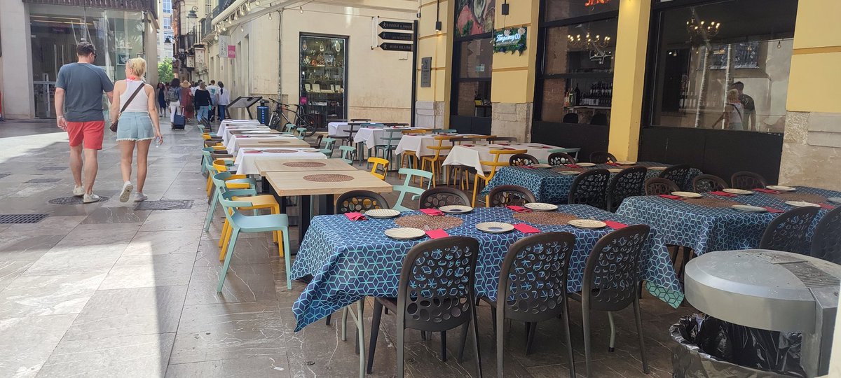 MalagacentroM's tweet photo. CANELA FINA, calle compañía, el que puso las mesas en la puerta del Thyssen y que hemos denunciado varias veces esta semana. Está mañana a las 11:00 estaba así, hemos contado 25 mesas de 8 que tiene autorizadas en calle compañía y 6 de 2 autorizadas en calle Salvador.
@malaga https://t.co/XDsXMhPPjo