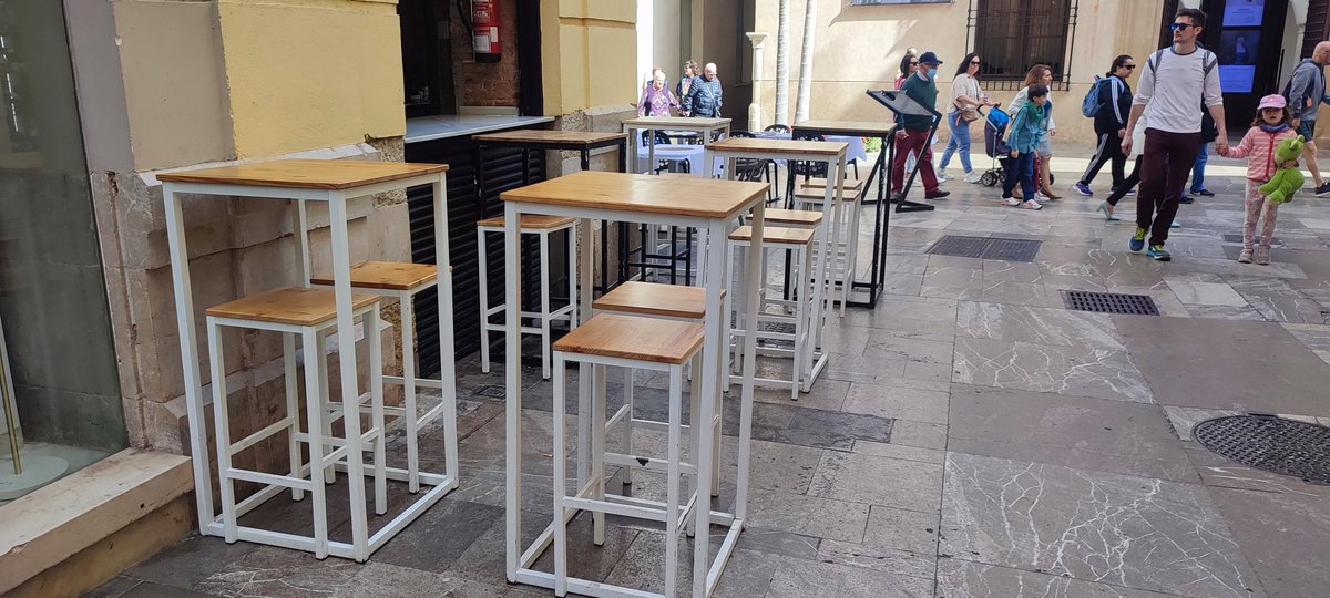 MalagacentroM's tweet photo. CANELA FINA, calle compañía, el que puso las mesas en la puerta del Thyssen y que hemos denunciado varias veces esta semana. Está mañana a las 11:00 estaba así, hemos contado 25 mesas de 8 que tiene autorizadas en calle compañía y 6 de 2 autorizadas en calle Salvador.
@malaga https://t.co/XDsXMhPPjo