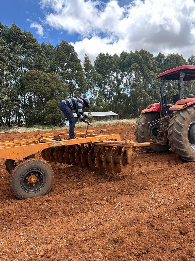 OleItumbi's tweet photo. Yesterday, the President took time to practically join in activities to prepare his farm for planting.

Like millions of farmers keen to increase production and lower the cost of unga!

Sio sufuria kwa kichwa, it is Planting that will address the Cost of Living.

There are no shortcuts in the name of subsidy. Hardwork and sweat are the only ways.

Pasaka njema.