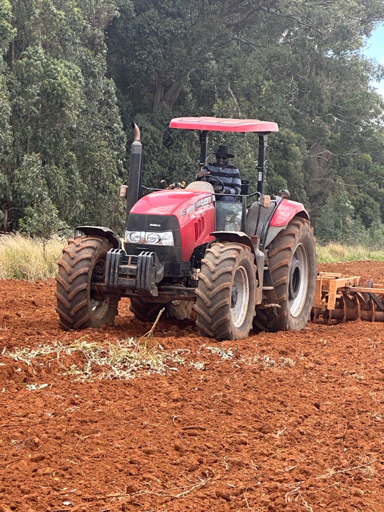 OleItumbi's tweet photo. Yesterday, the President took time to practically join in activities to prepare his farm for planting.

Like millions of farmers keen to increase production and lower the cost of unga!

Sio sufuria kwa kichwa, it is Planting that will address the Cost of Living.

There are no shortcuts in the name of subsidy. Hardwork and sweat are the only ways.

Pasaka njema.