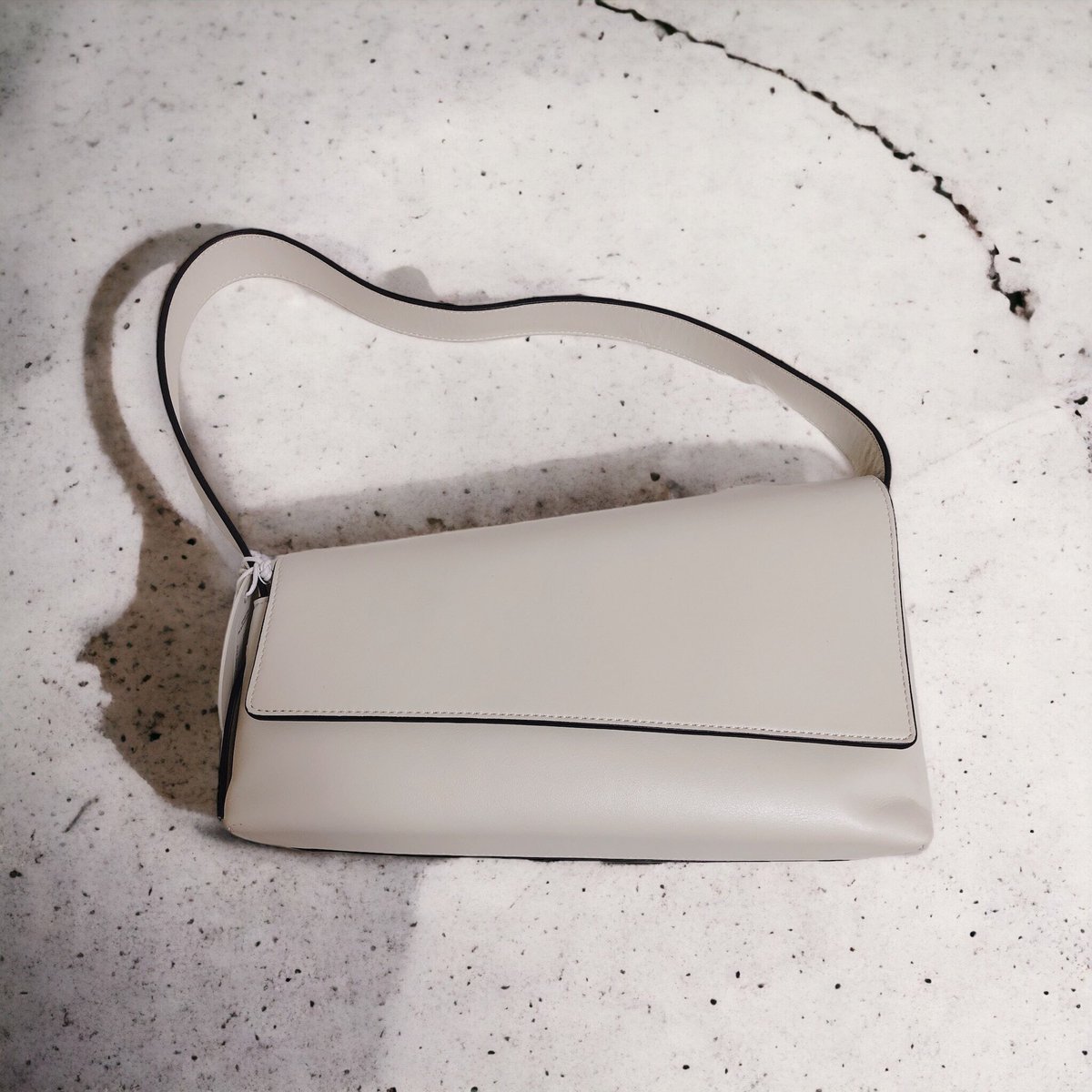 Eliza441470's tweet image. 人気セレブリティも愛用中の、STAUDから「Acute Shoulder Bag」のご紹介💓
今すぐチェックしてみてくださいね！ #STAUD #AcuteShoulderBag #人気アイテム　#ホワイト　#バッグ

 buyma.com/item/82178231/