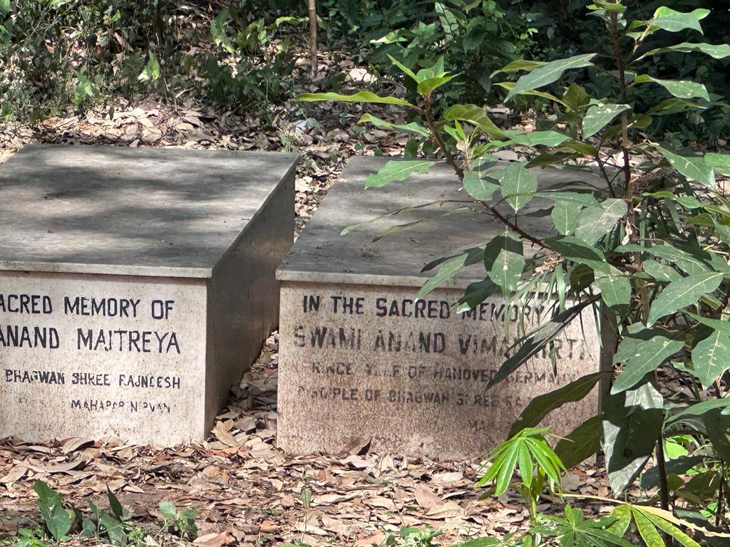 ArpitaPrema's tweet photo. Varun was just wanted to visit Samadhi ? Where is hospitality of OIF ?
#KPpunePoliceBrutality 
#SaveOshoLegacy
@Dev_Fadnavis 
@DGPMaharashtra @CPPuneCity @India_NHRC          
@MahaDGIPR 
@Krishnapips 
@MSJEGOI 
@ANI
@bbcnewsmarathi 
@TV9Marathi 
@BharatExpress9 @UN_HRC @aajtak https://t.co/Sipe2IjL7p