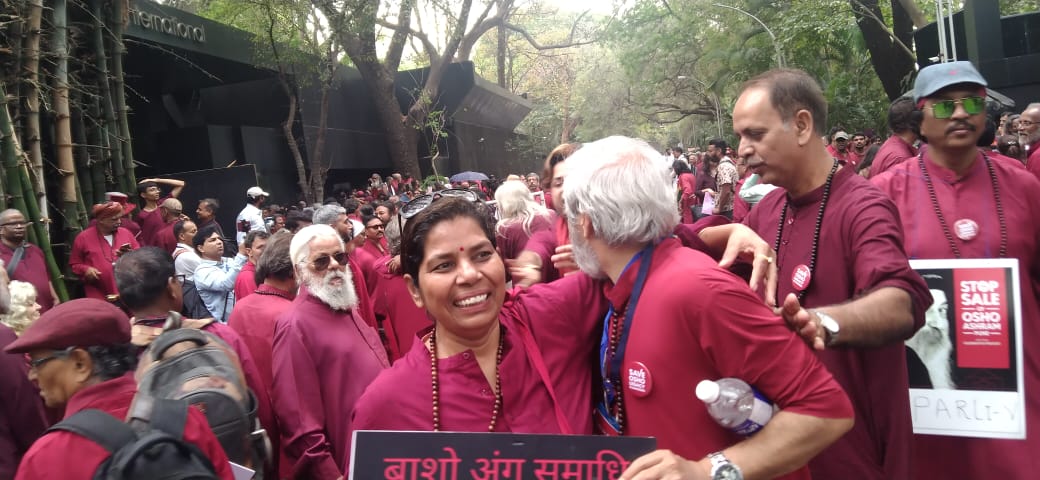GirdharJoshi20's tweet photo. सदा प्रेम और ध्यान में रहने वाला ये समुदाय आज इतना अवांछित क्यों? भगवान रजनीश के ही चुने व्यक्ति उन्हीं की संन्यासियों की जान लेने पर क्यों अमादा??

#SaveOshoLegacy 
#RemoveOIFtrustees https://t.co/jSvcj6sfg5