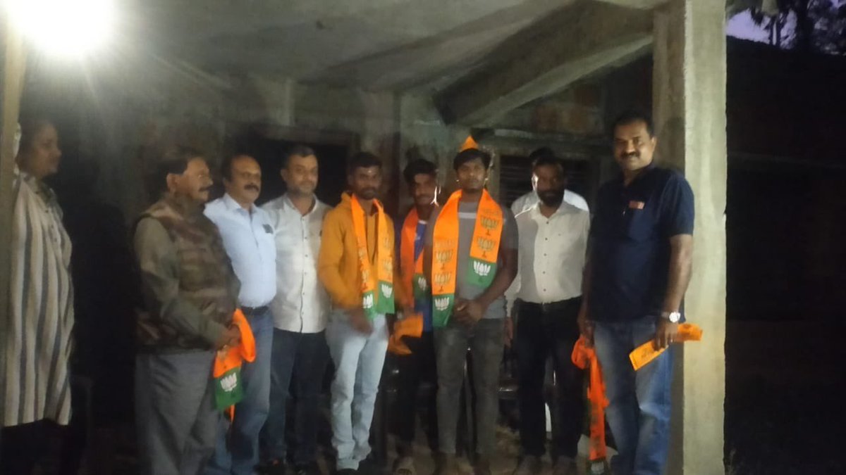 ChalanBJP's tweet photo. ಇಂದು ವಿರಾಜಪೇಟೆ ಮಂಡಲ ಅಮ್ಮತಿ ಗ್ರಾಮ ಪಂಚಾಯತ್ ಪುಲಿಯೇರಿ ಗ್ರಾಮದಲ್ಲಿ ಇತರೆ ಪಕ್ಷದ ಕಾರ್ಯಕರ್ತರನ್ನು ಬಿಜೆಪಿಗೆ  ಸೇರ್ಪಡೆಗೊಳಿಸಲಾಯಿತು.
@CTRavi_BJP @BJP4Karnataka @nalinkateel https://t.co/G3MKvnYW1z