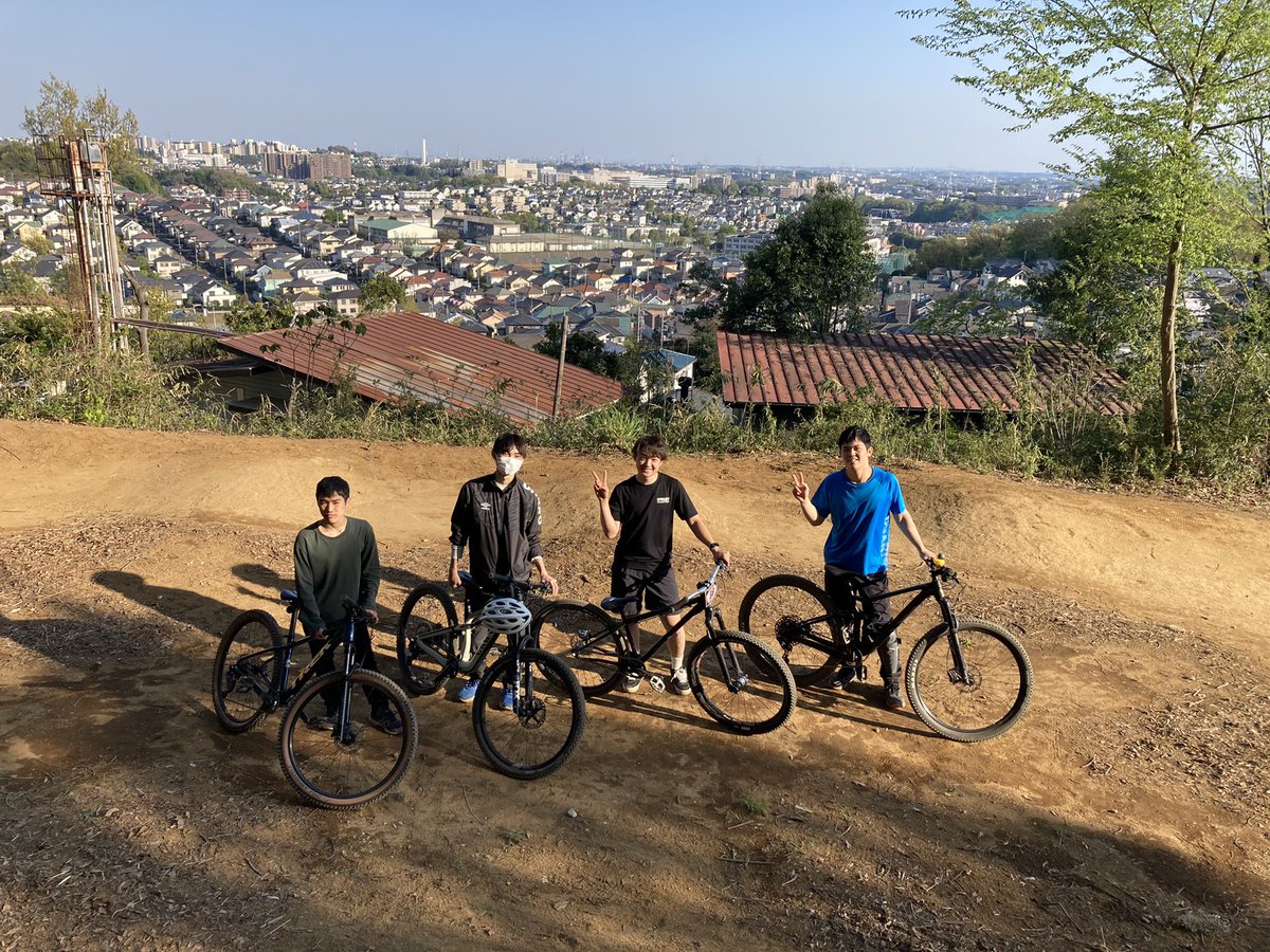 wfr_bot's tweet photo. 本日、新入生を連れて新歓ランをスマイルバイクパークで行いました！
新入生2人ともマウンテンバイクライドを楽しんでくれました！
WFRはまだまだ新規加入者を募集しています！詳しくはTwitterのDMや運営サイトまで！ https://t.co/XylVE4Cmax